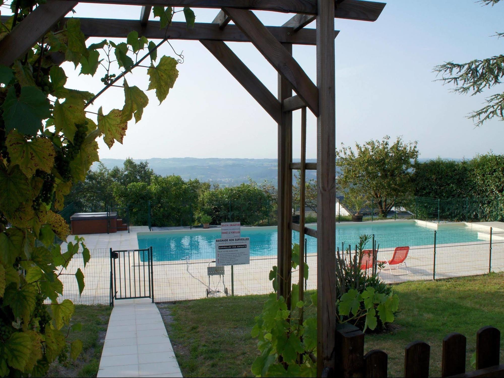 Logis Hotel-Restaurant Les Collines 59 Route Des Cretes Cublac Exterior photo